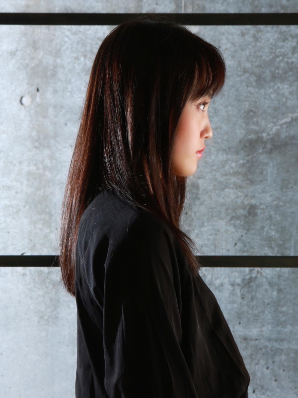 前髪あり×黒髪ストレートの透明感あるセミロング
