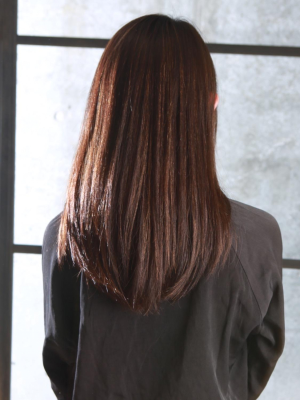 前髪あり×黒髪ストレートの透明感あるセミロング