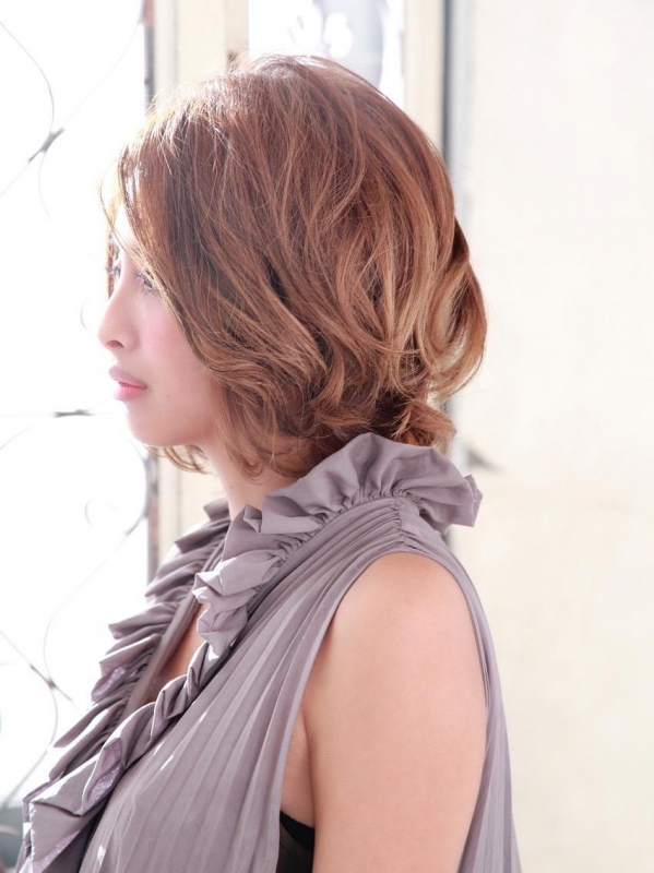 セクシーなこなれ感のあるウェーブボブスタイル