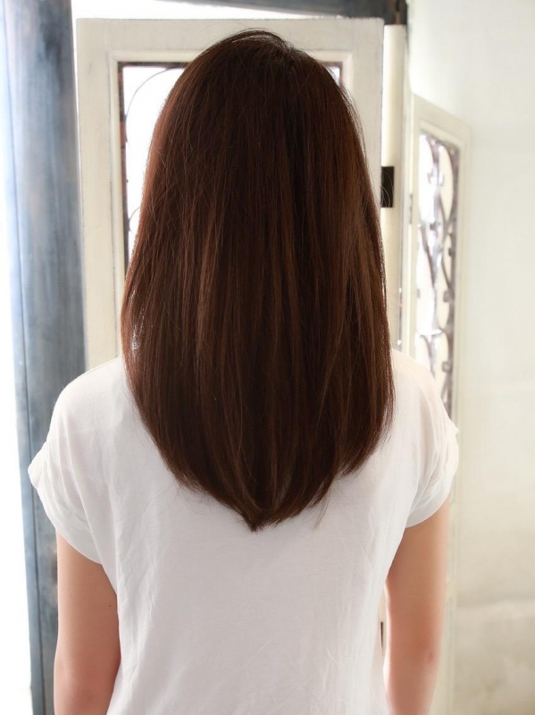 ぱっつん前髪×レイヤーカットのセミロングストレート