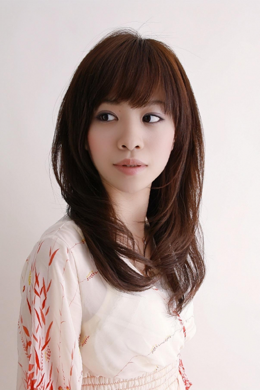 前髪あり×内巻きレイヤーの上品セミロングストレート