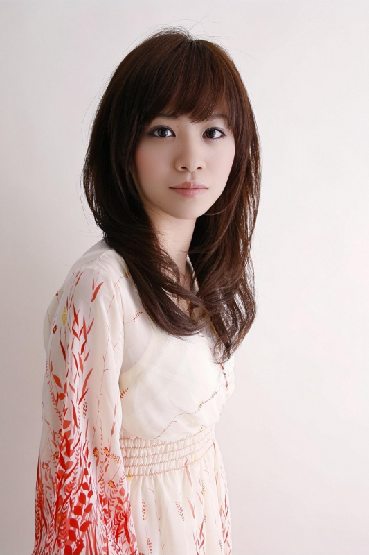 前髪あり×内巻きレイヤーの上品セミロングストレート