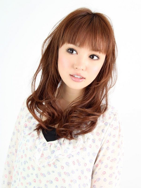 ぱっつん前髪×ゆるふわウェーブの愛されセミロング