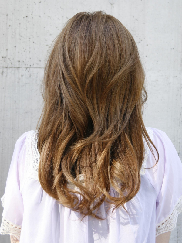 かきあげバング×ゴールドベージュの大人セミロングウェーブ