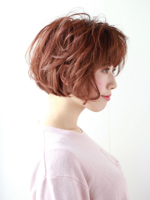 前下がりウェーブのフェミニンなショートスタイル