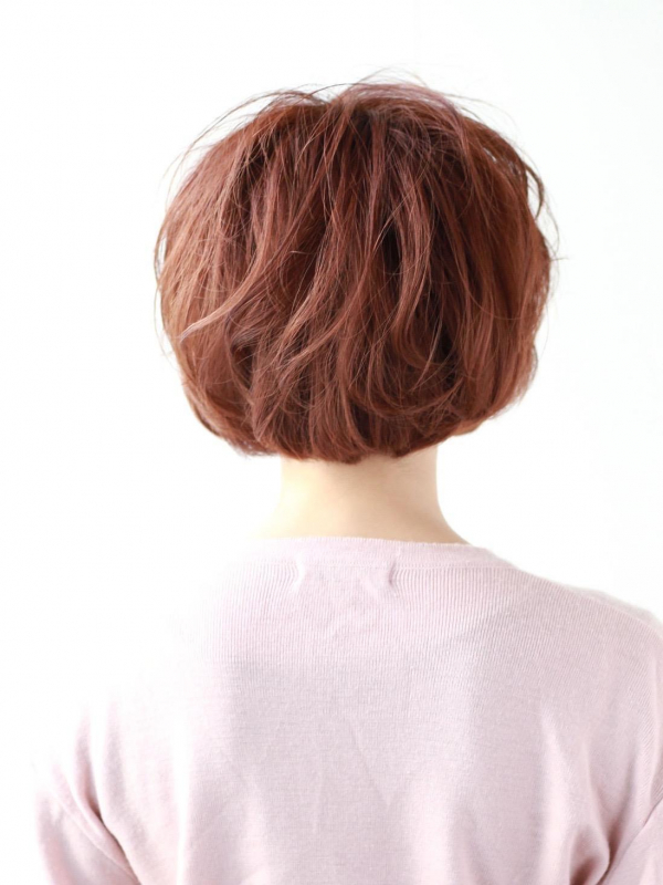前下がりウェーブのフェミニンなショートスタイル