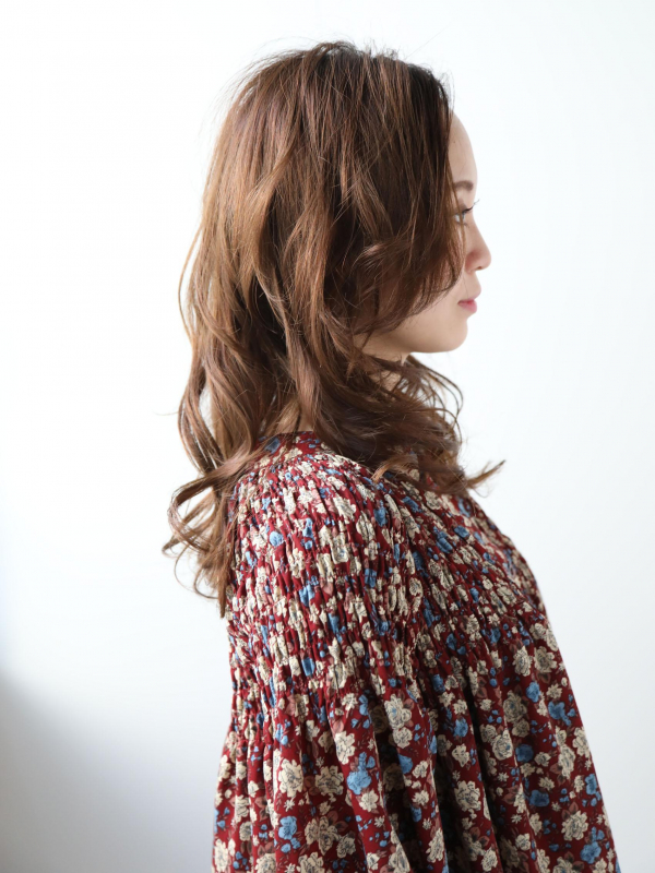 前髪なし×ゆるふわウェーブのリラクシーな大人セミロング