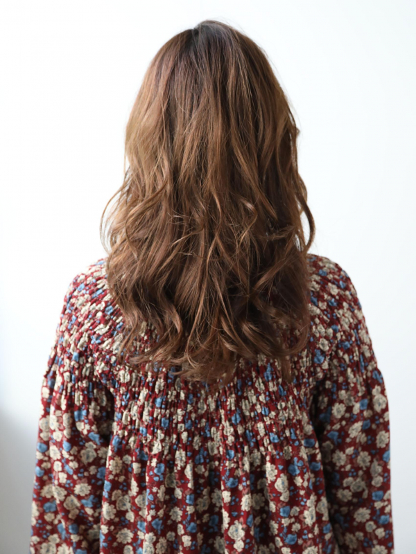 前髪なし×ゆるふわウェーブのリラクシーな大人セミロング