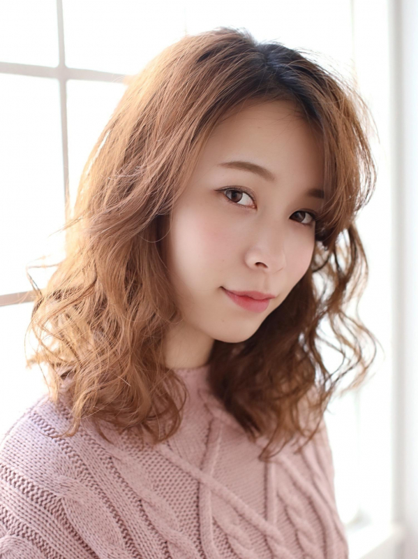 ツヤ感ウェーブ×アッシュベージュの愛されセミロング