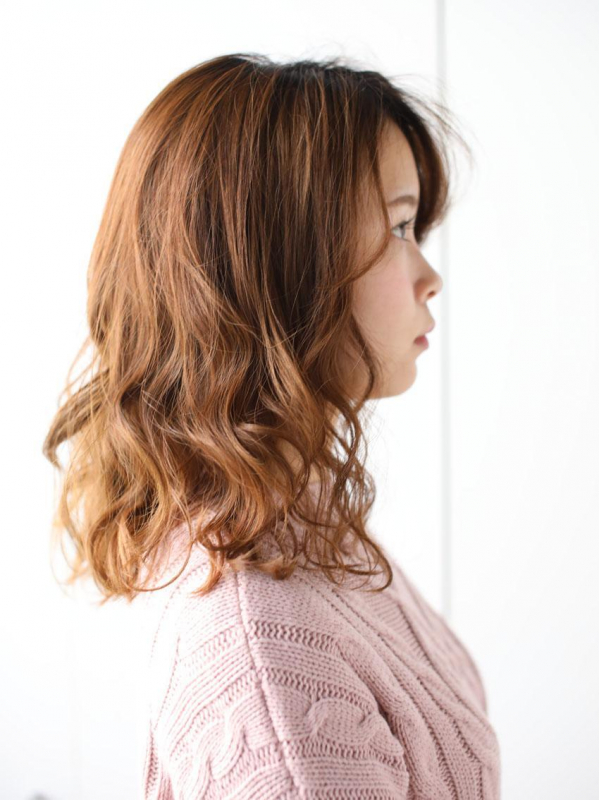 ツヤ感ウェーブ×アッシュベージュの愛されセミロング