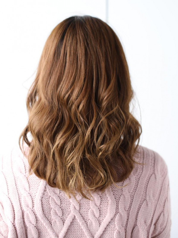 ツヤ感ウェーブ×アッシュベージュの愛されセミロング