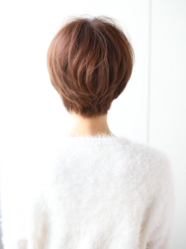 重め前髪で若々しい印象のウェーブショートスタイル