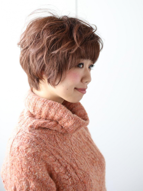 フェミニンな印象のミックス巻きでふんわりショートスタイル
