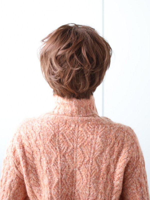 フェミニンな印象のミックス巻きでふんわりショートスタイル