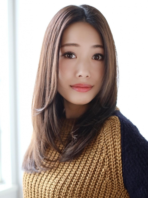 センターパート×黒髪ストレートの韓国風セミロング