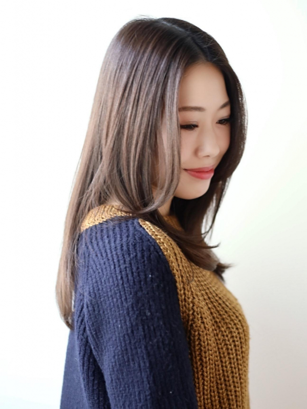 センターパート×黒髪ストレートの韓国風セミロング