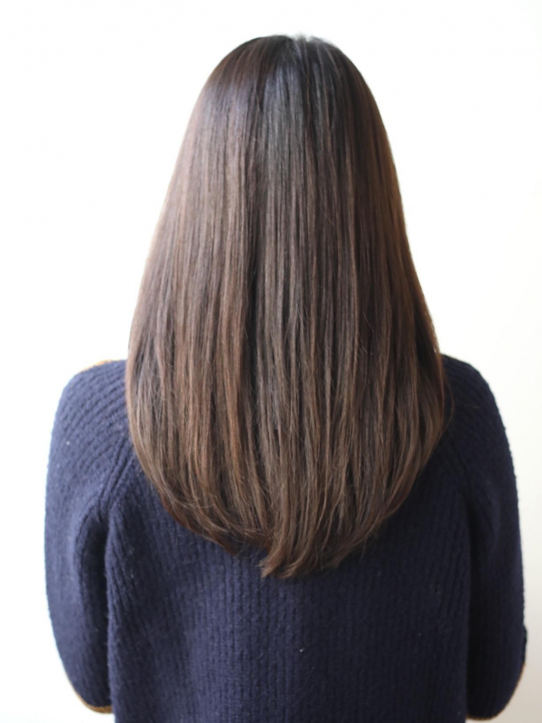 センターパート×黒髪ストレートの韓国風セミロング