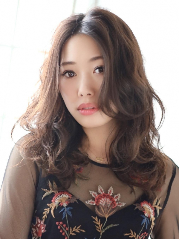 センターパート×ほつれウェーブでリラクシーな大人の黒髪セミロ