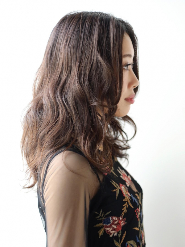 センターパート×ほつれウェーブでリラクシーな大人の黒髪セミロ