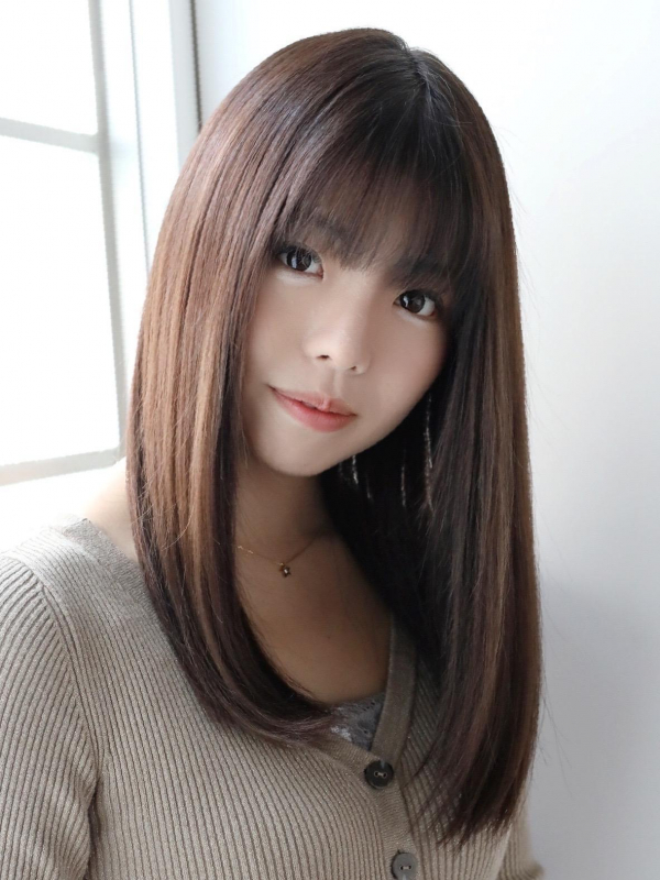 前髪あり×重めストレートの美髪セミロング