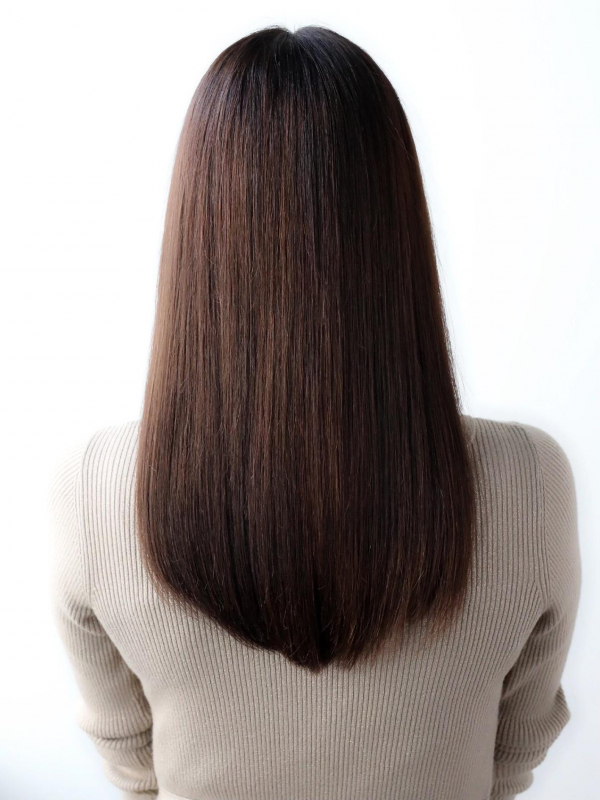 前髪あり×重めストレートの美髪セミロング