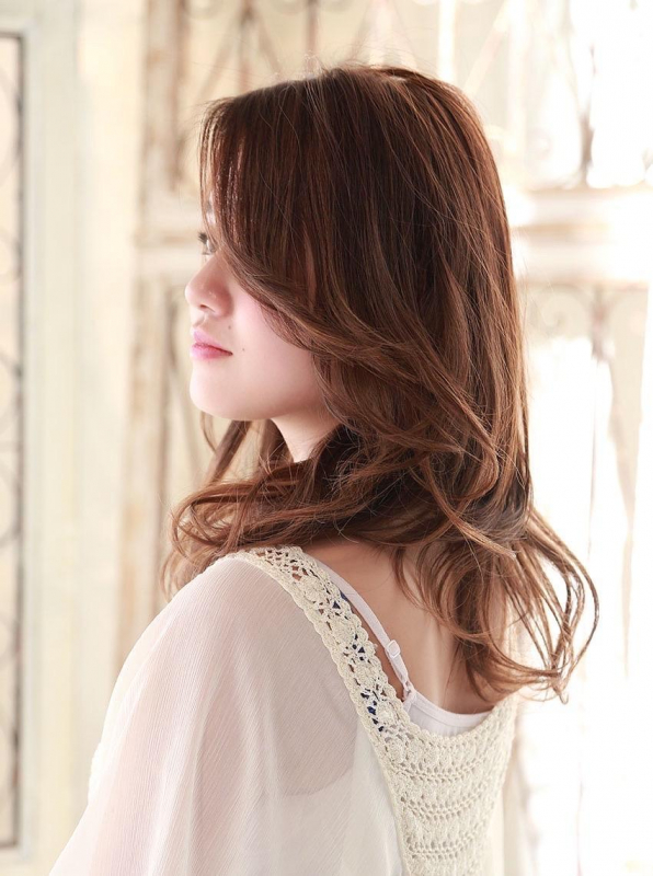ミルクティーカラー×ゆるふわウェーブの大人かわいいセミロング