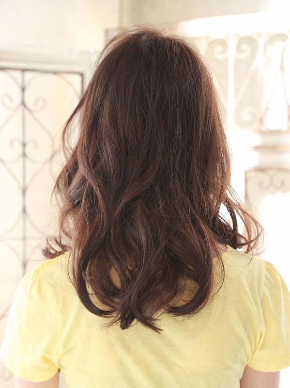 ココアブラウン×ゆるふわウェーブの甘めセミロング