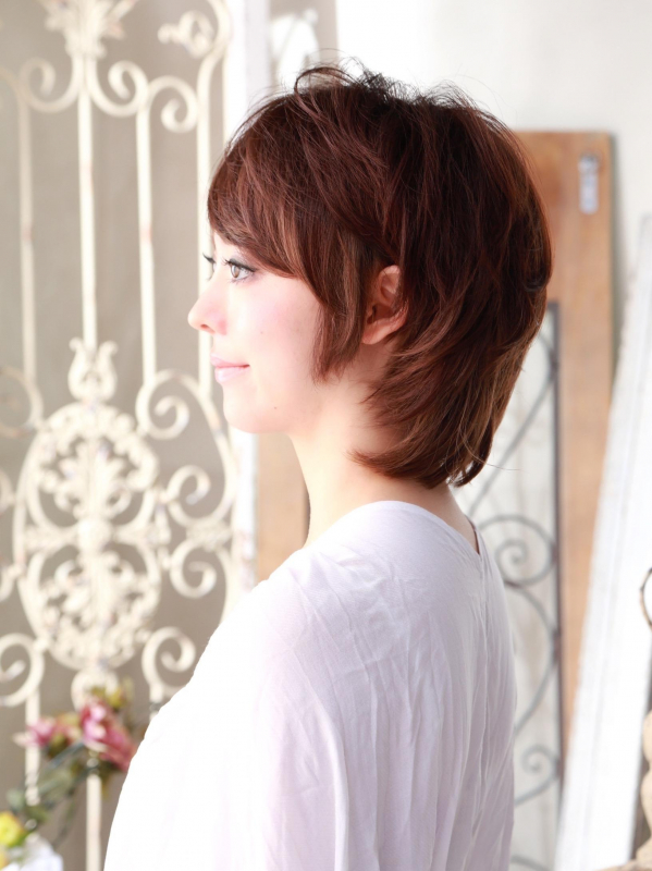 襟足長めの大人可愛いショートスタイル