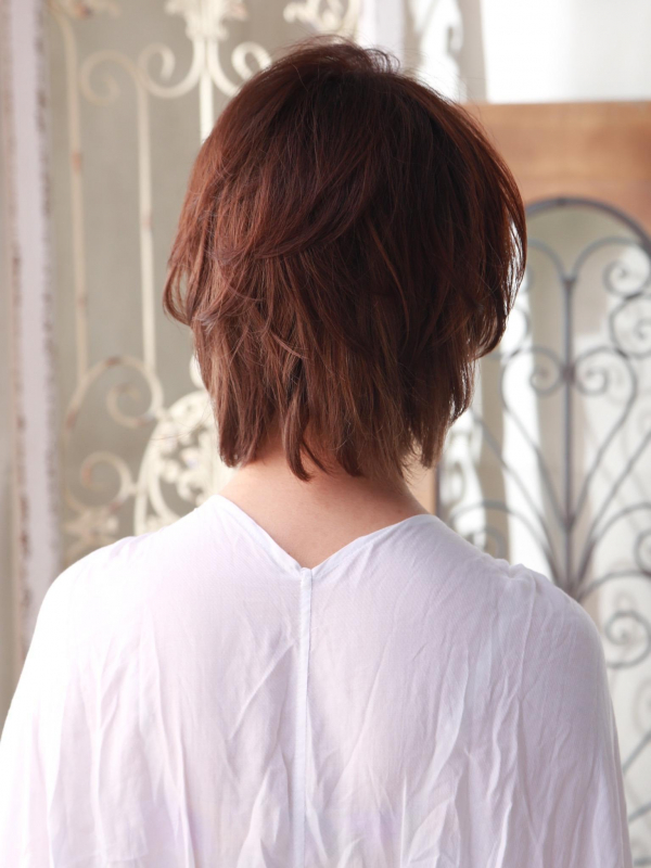 襟足長めの大人可愛いショートスタイル