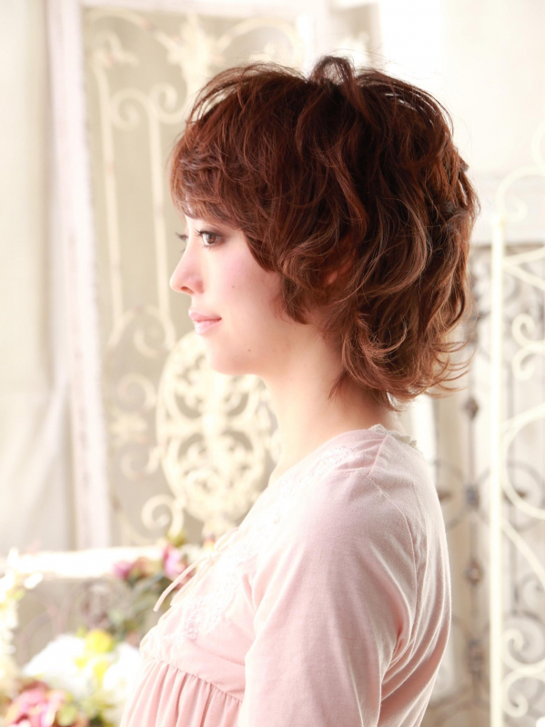 年齢を問わない、大人可愛いウェーブショートスタイル