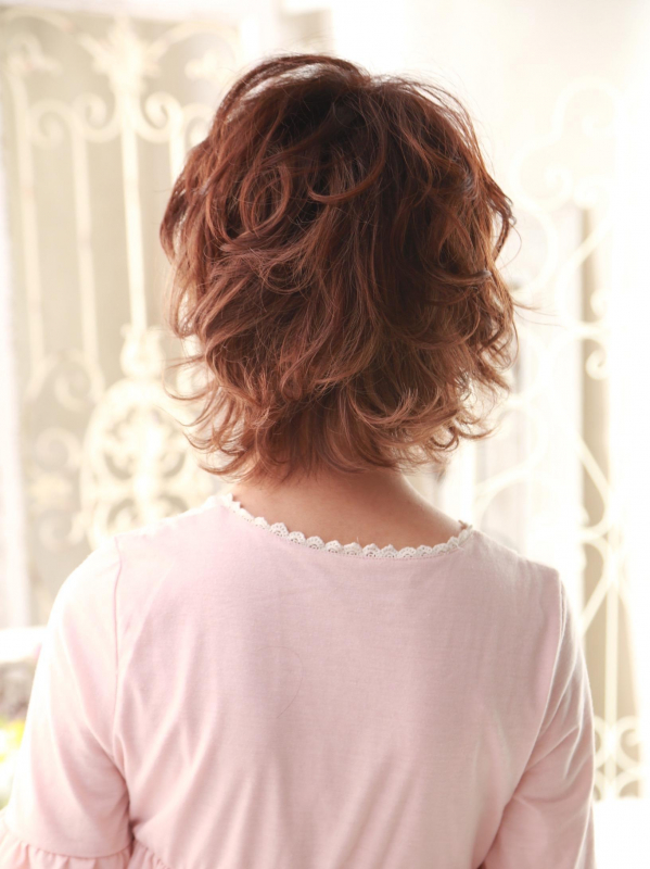 年齢を問わない、大人可愛いウェーブショートスタイル