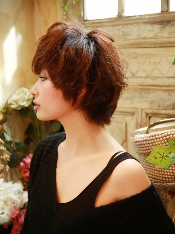 大人可愛いウェーブのショートスタイル