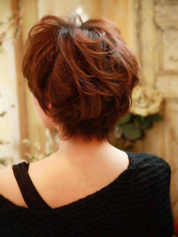 大人可愛いウェーブのショートスタイル