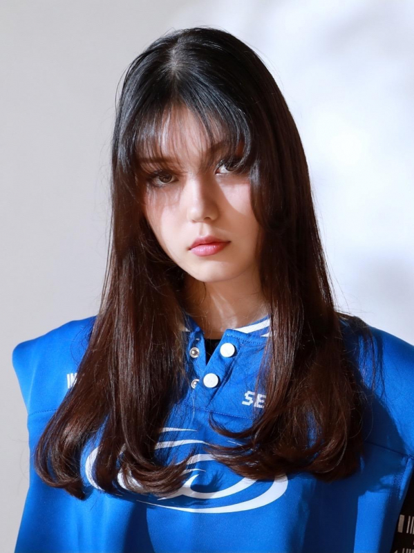 シースルーバング×レイヤーカットの暗髪ストレートロング