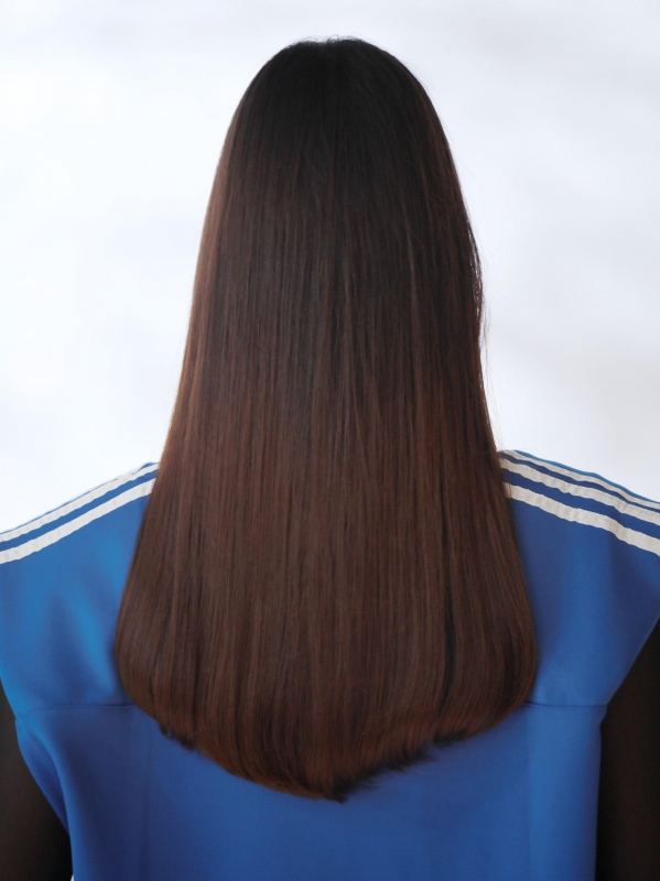 シースルーバング×レイヤーカットの暗髪ストレートロング