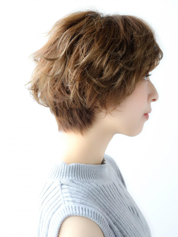 40代50代にも！ ミックスパーマのくびれショート