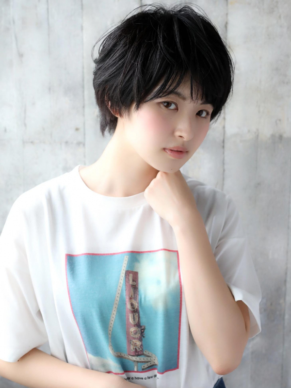 ナチュラルな黒髪のマッシュショート