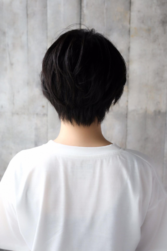 ナチュラルな黒髪のマッシュショート