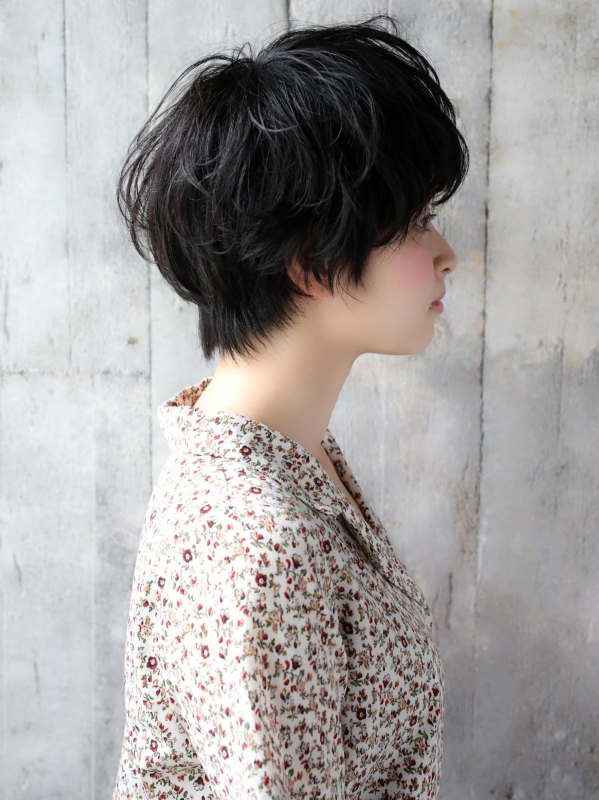 軽さがカギ！ 暗髪×ゆるふわミックスカールのショートスタイル