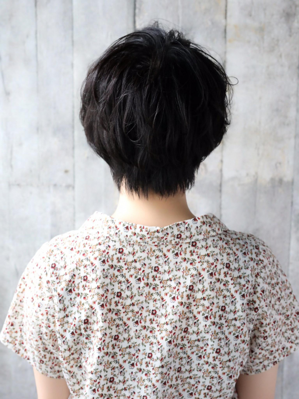 軽さがカギ！ 暗髪×ゆるふわミックスカールのショートスタイル
