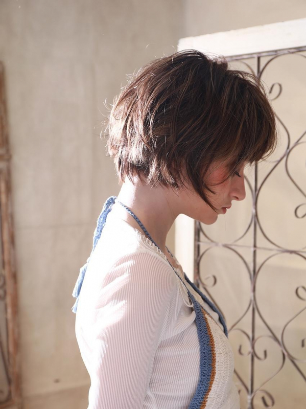 外国人風ブランジュカラーで垢抜け！ 前下がりくびれショート