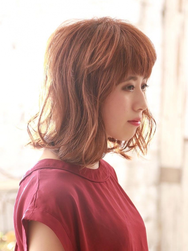 ゆるウェーブと厚めバングのしっとりボブ