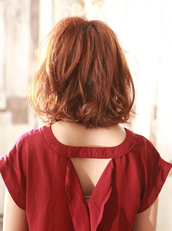 ゆるウェーブと厚めバングのしっとりボブ