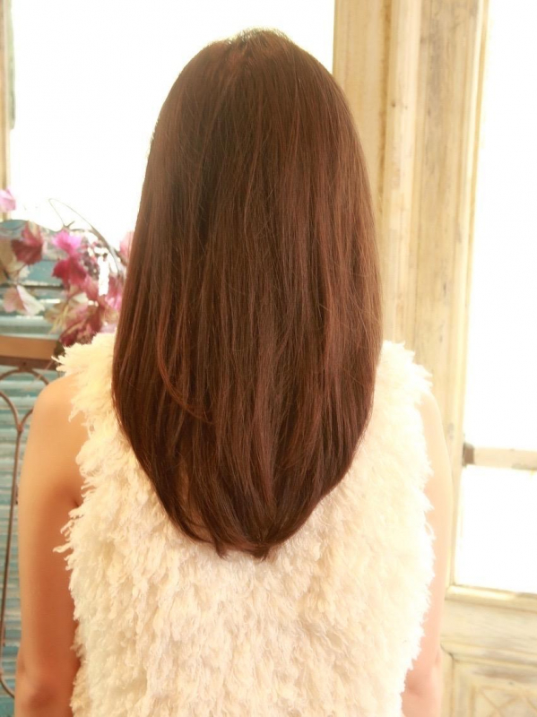 暗髪内巻きはナチュラルで上品なセミロングスタイル