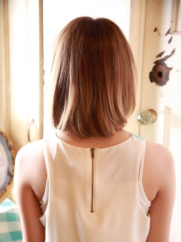 ハイトーンカラー&オン眉バングがカジュアルなストレート×ボブ