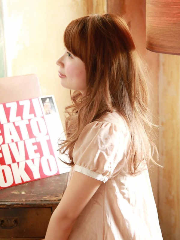 無造作パーマで大人セクシーなセミロングスタイル