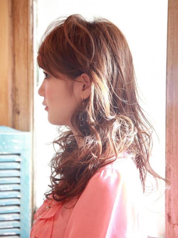 小顔効果のあるふんわりミックスパーマのセミロングスタイル