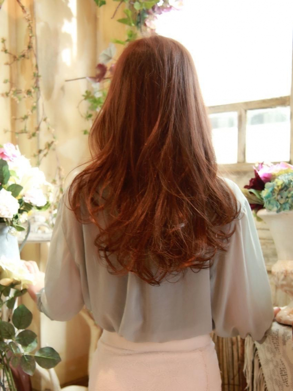 無造作パーマで流行りのおしゃれ女子セミロングスタイル