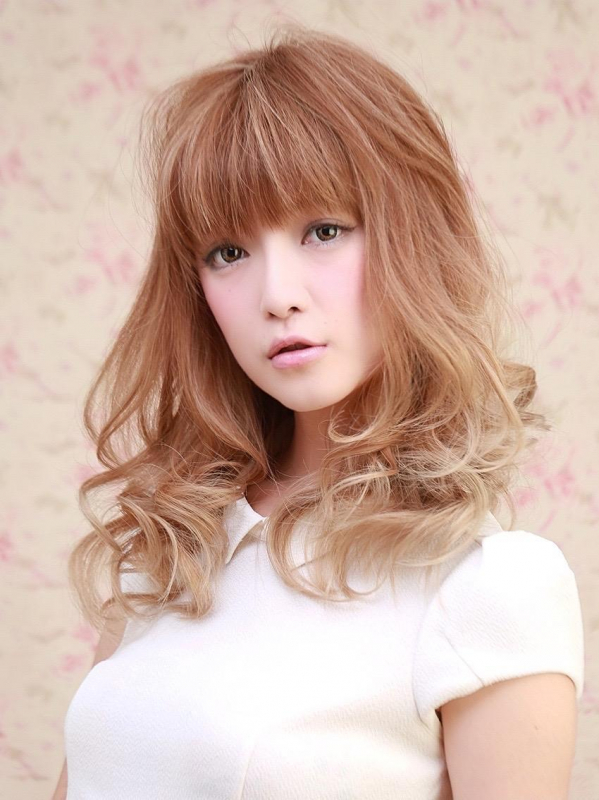 グラデーションで抜け感のあるフェミニンなセミロングスタイル