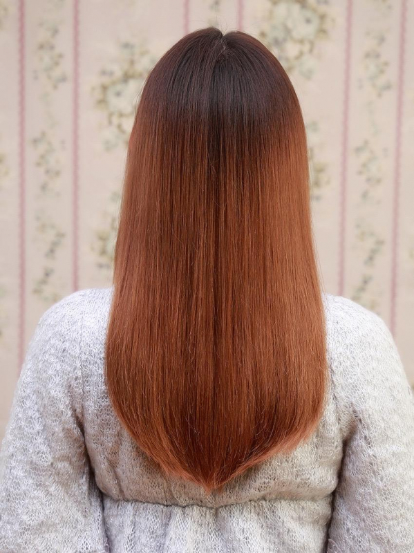 前髪のセンター分けで大人っぽい印象UPのセミロングスタイル